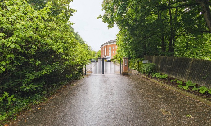 Hatfield Apartment | 2 Bed Apartment - Sleeps 5 - Wifi - Parking - Pets