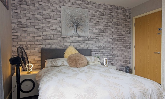 Rusholme Apartment | 2 Bed Apt - Free Parking - Close to City Centre