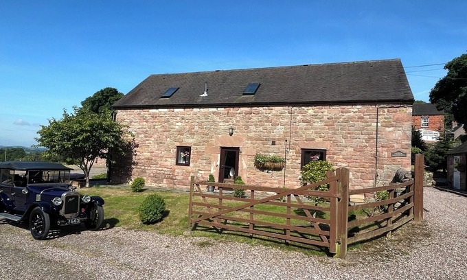 Cauldon Low House | 2 Bed Barn Alton Towers Chatsworth Polars Peaks