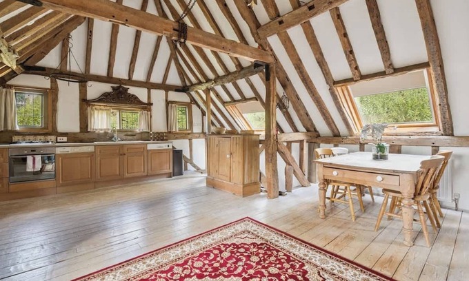 Windlesham House | 2-Bed Barn Escape + Private Drive & Gardens