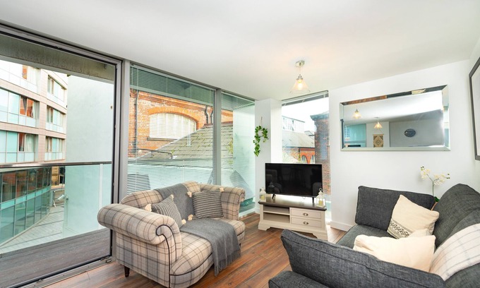 Liverpool City Centre Apartment | 2 bed city centre flat with free parking and balcony