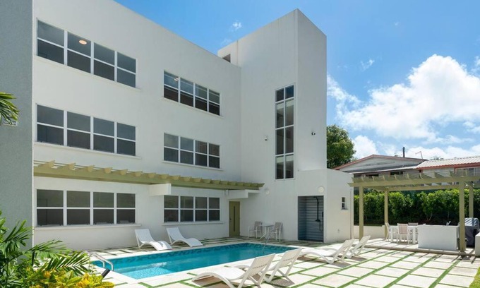 Little Battaleys Apartment | 2 Bed Coral Beach Condo Pool & Beach Access