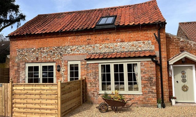 Great Snoring Cottage | 2 bed cottage, perfect for friends, family & pet friendly - in village location