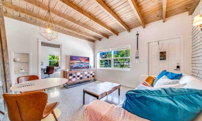 Del-Ida Park Historic District House | 2 Bed Cottage walk to Pineapple Grove, Atlantic Ave & the Beach