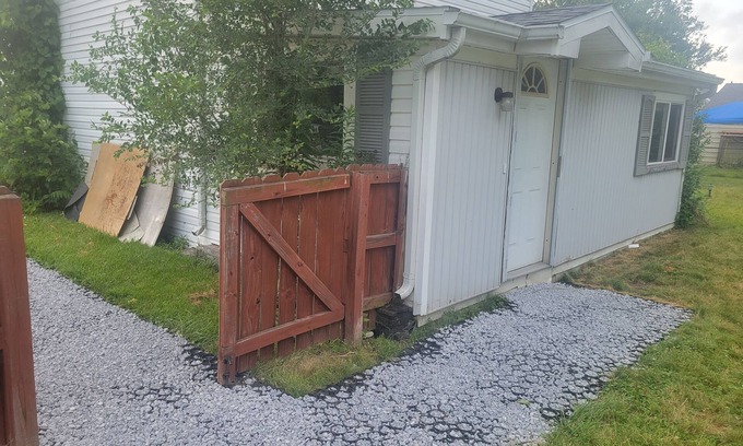 Cheektowaga Apartment | 2 Bed/Couch Lovely Lounge and Workspace