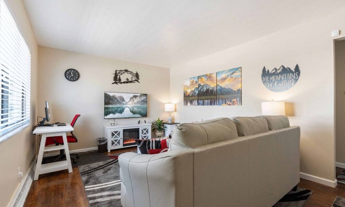 Akron Apartment | 2 Bed Cozy Mountain Themed Oasis