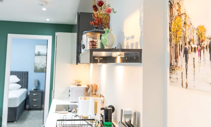 Stonnall Apartment | 2 Bed Deluxe Apartment/Free Parking/Free WiFi