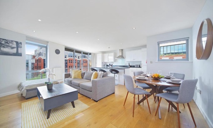 Spitalfields Apartment | 2 Bed Executive Penthouse near Liverpool Street FREE WIFI by City Stay Aparts London