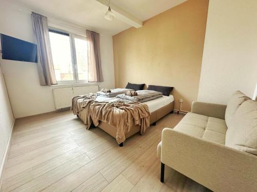 Villingen-Schwenningen Apartment | 2 Bed Flat - Sleeps 4 - Pets - Parking - Wifi