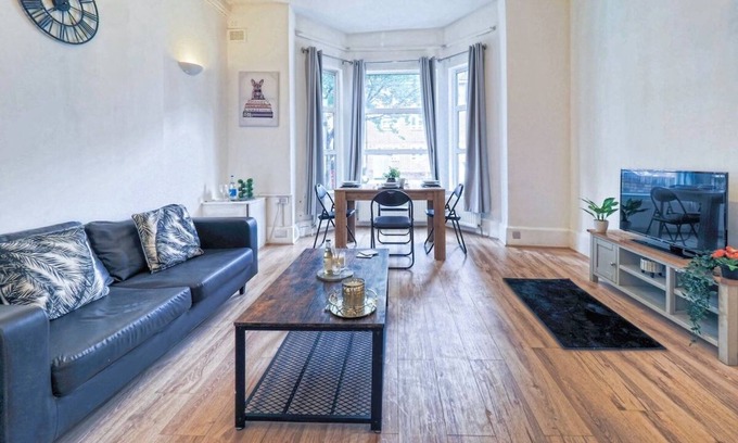 Kilburn Apartment | 2 Bed Flat In Heart Of Kilburn With Extra Bed Suitable for 6 People