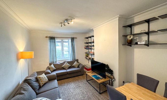 West Hendon Apartment | 2 Bed Flat - short walk from Brent Cross Station