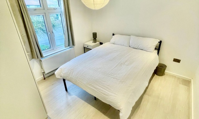 Cambridge Apartment | 2 Bed Flat - Sleeps 5 - Parking - Wifi