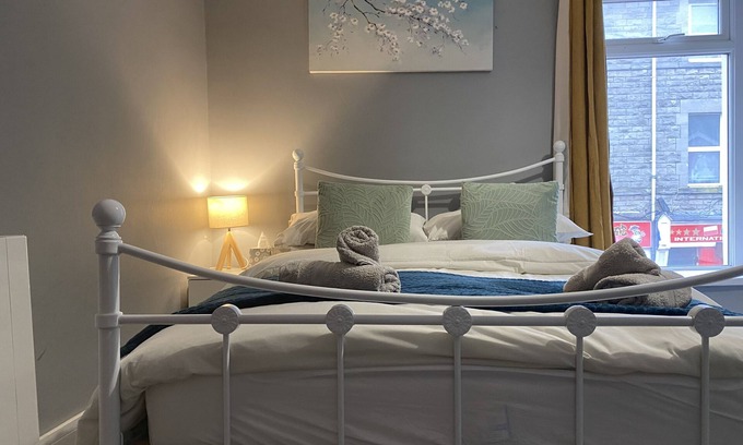 Bridgend Apartment | 2 Bed Flat - Sleeps 6 - Pets - Parking - Wifi