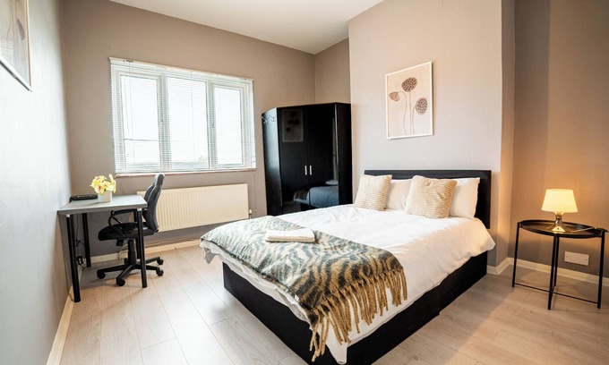 Selhurst Apartment | 2 Bed Flat - Sleeps 6 - Parking - Wifi