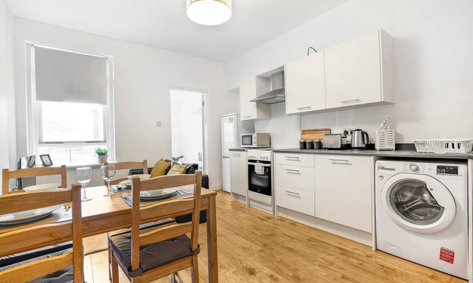 Kirkcaldy Apartment | 2 Bed-Ground Floor-Free Parking