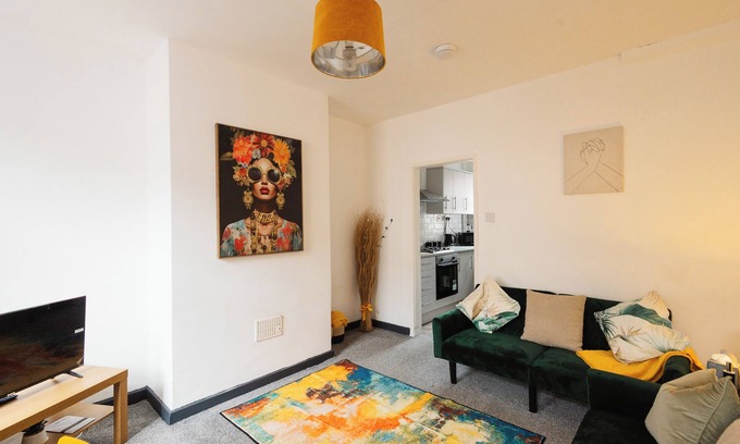 Widnes House | 2 Bed Home near Airport with 6 Separate Beds, Parking, Netflix and a garden.