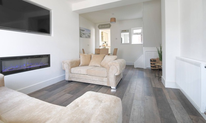 Coed-Y-Paen House | 2 Bed House - Quick Drive to Brecon Beacons & more