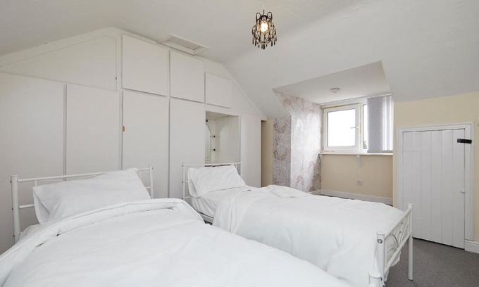 Hucknall House | 2 Bed House - Sleeps 4 - Garden - Parking - Wifi