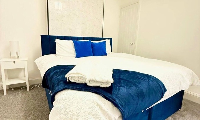 Welford House | 2 Bed House - Sleeps 5 - Garden - Parking - Wifi