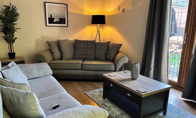 Lincoln House | 2-Bed House - Sleeps 6 - Garden, Parking, Wifi