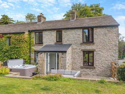 Hope Valley House | 2 Bed in Bradwell 94552