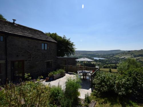 Combs House | 2 Bed in Whaley Bridge PK741