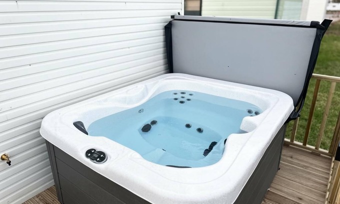 Wesham Cabin | 2-Bed Lodge, Sleeps 4, Free Parking, Hot tub