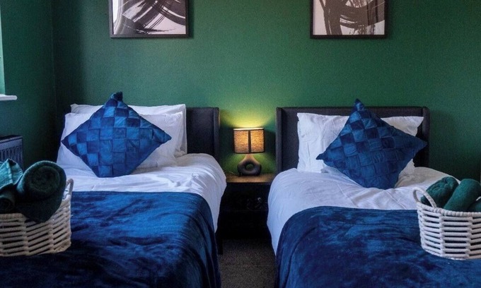 Farnworth House | 2 bed luxury cosy home in Manchester