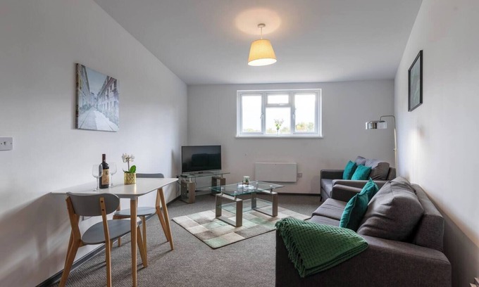 Peterborough Apartment | 2 bed, Parking, Netflix, A1 Road