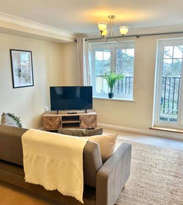 Basingstoke Apartment | 2 Bed Serviced Apartment with Balcony, Free Parking, Wifi & Netflix in Basingstoke