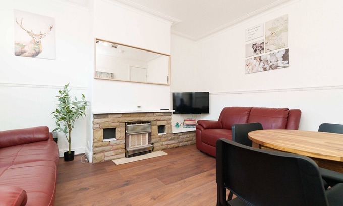 Harehills House | 2 Bed Sleeps 6 in Leeds with Smart TV's