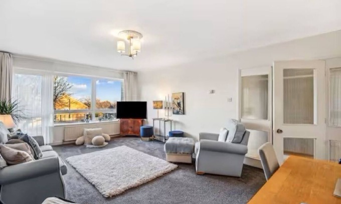 Whittington Apartment | 2-Bed spacious Flat-2 minute walk from tube station direct to Central London