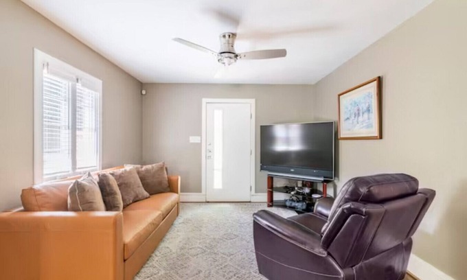 Biddleville House | 2 Bed stay near Uptown with updated Bath/Kitchen