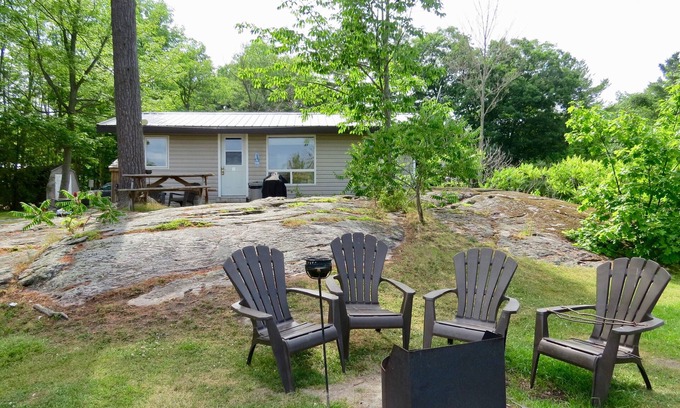 Port Severn Cottage | 2 BEDRM WATERFRONT COTTAGE, CANOE, KAYAKS, WIFI