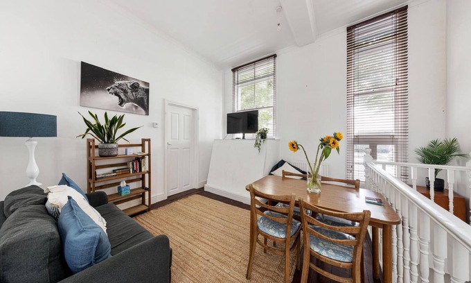 Weavers Apartment | 2 bedroom -1.5 bathroom - East London Pub conversion.