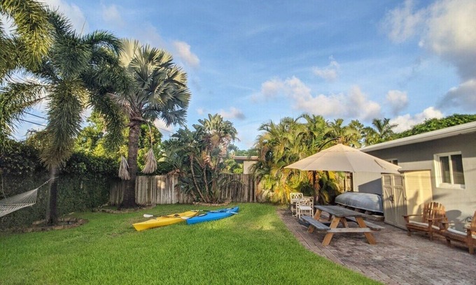 Middle River Terrace House | 2 bedroom, 1 bathroom home, 2 kayaks, around the corner from neighborhood dock