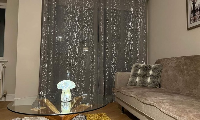 Harrow Road Apartment | 2 bedroom, 1 bath flat in Westbourne Park near Notting Hill, London. Sleeps 5.