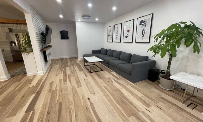 Ottawa Division House | 2 Bedroom, 1 bath home in Ottawa, Riverside Park South, Parking Included