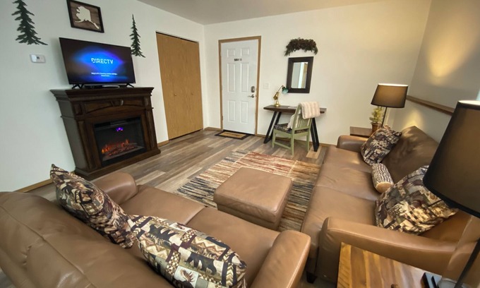 Ridgeway Apartment | 2 bedroom, 1 bath quiet lodge close to town with forest views!