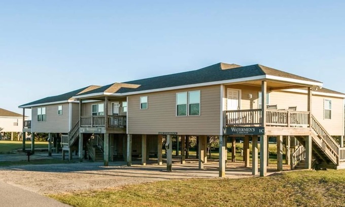 Waves Apartment | 2-Bedroom, 1-Bathroom Apartment. Walk to beach and access to REAL Watersports