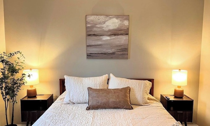 Murray Apartment | 2-bedroom 1 bathroom, in unit laundry, pet friendly, carport parking , WiFi