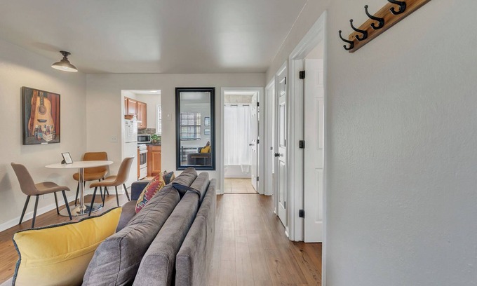 West End Apartment | 2 Bedroom 1 Bathroom - 1 Mile From Broadway!
