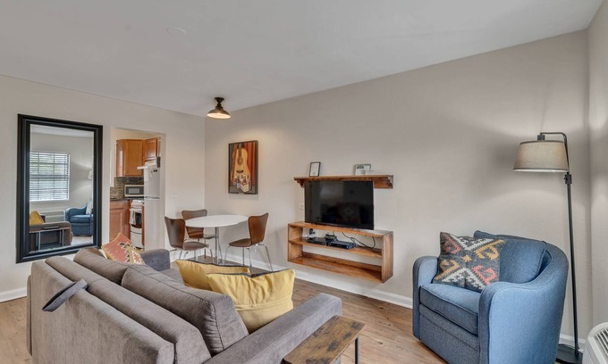 Downtown Nashville Apartment | 2 Bedroom 1 Bathroom Near Broadway!
