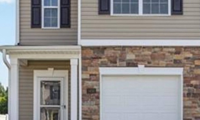 Southmont House | 2 bedroom, 2.5 Townhome in charming Trinity with privacy & close to Interstate