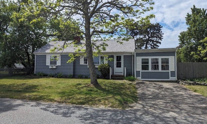 Dennis Port House | 2 Bedroom, 2 Bath, 1100 sqft, sun porch, eat in kitchen, Washer/Dryer, Gas Grill