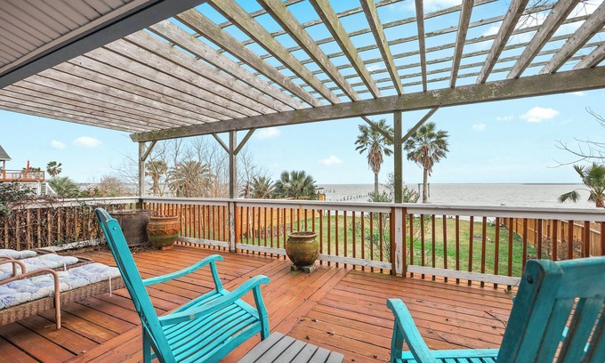 Dickinson Condo | 2-bedroom 2 bath.4 beds total Amazing Waterfront condo w/310 ft lit pier