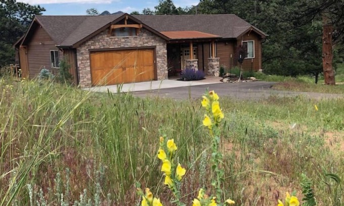 Estes Park House | 2 bedroom 2 bath close to RMNP and downtown- beautiful!