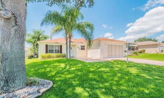 Fruitland Park House | 2 bedroom/2 bath home with 4-person cart minutes from Lake Sumter