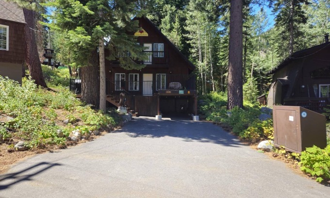 Donner Lake Woods Cabin | 2 bedroom, 2 bath, sleeps 6 adults. West End of Donner Lake DLR#011