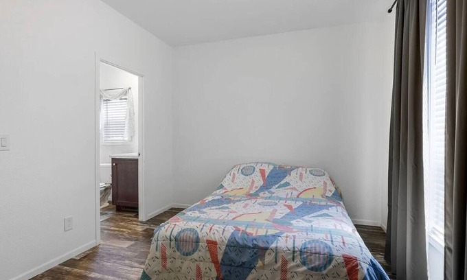 Tennyson - Alquire Apartment | 2-bedroom/2 bath studio/guest independent house with a yard in Hayward